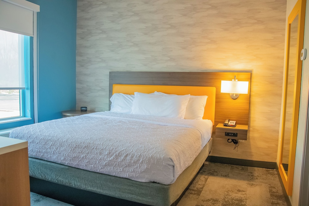 Suite, 1 King Bed, Accessible, Bathtub - Photo 4