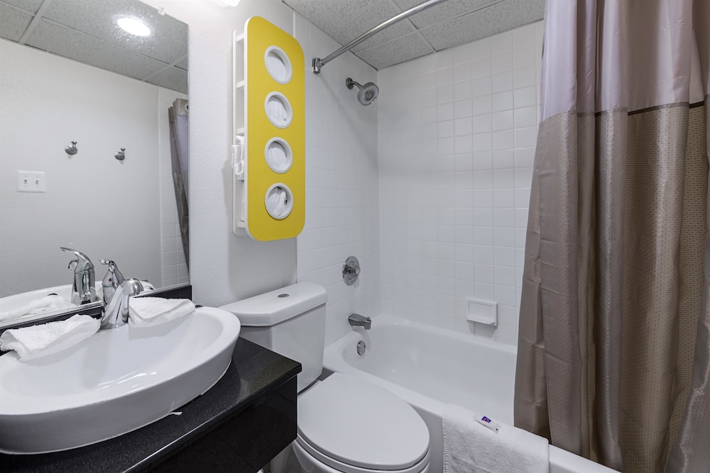Standard Room, 2 Double Beds, Non Smoking - Photo 16