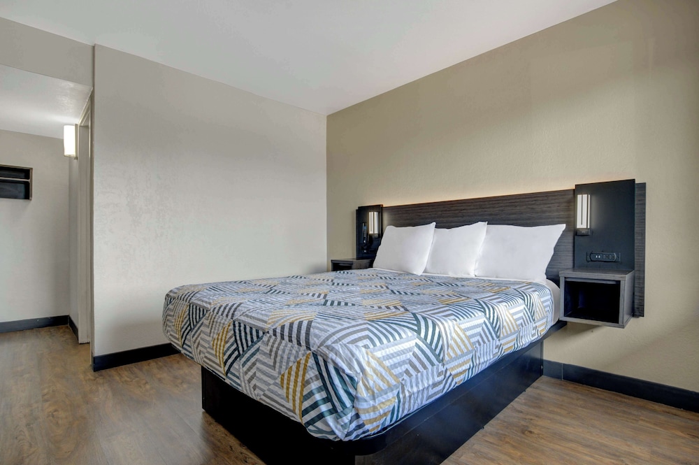 Deluxe Room, 1 Queen Bed, Non Smoking, Refrigerator & Microwave - Photo 2