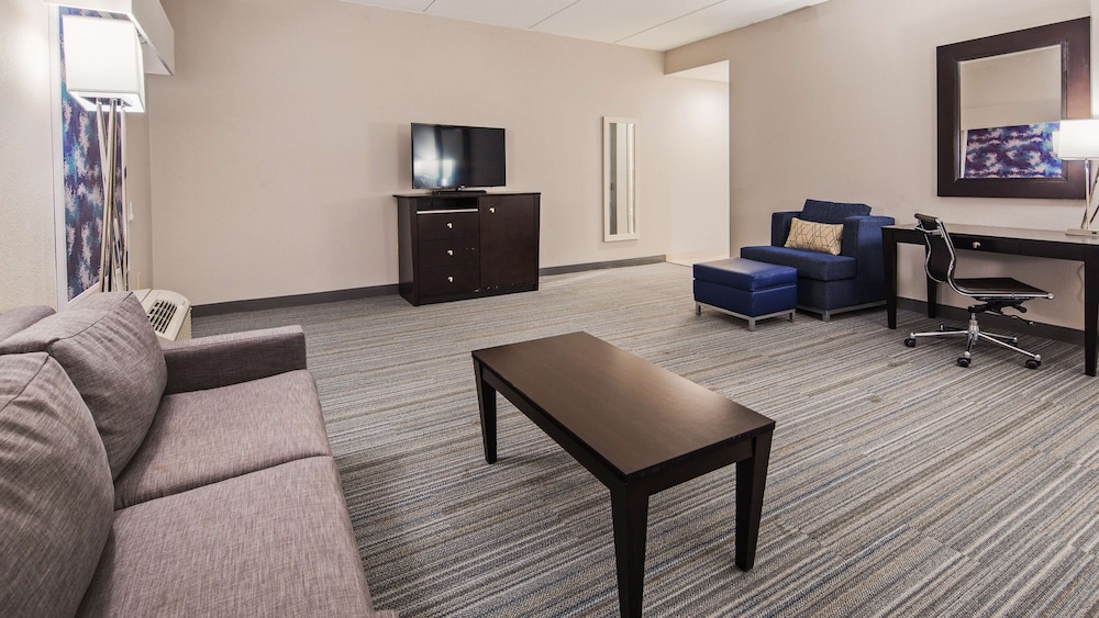 Room, 2 Queen Beds, Refrigerator & Microwave (with Sofabed) - Photo 4