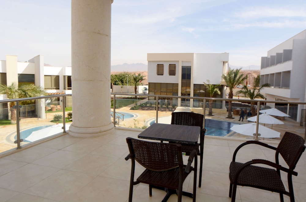 Family Chalet, 2 Bedrooms, Smoking, Sea Facing photo 2