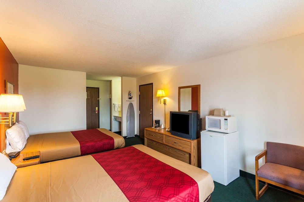 Standard Room, 2 Queen Beds, Non Smoking - Photo 16