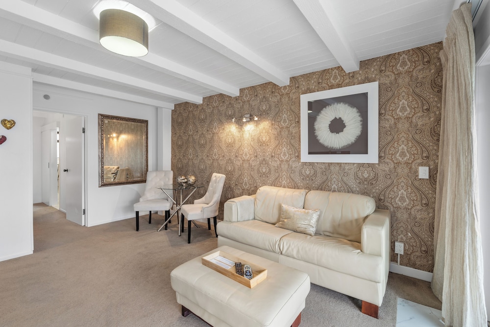 Deluxe Suite - Photo 6