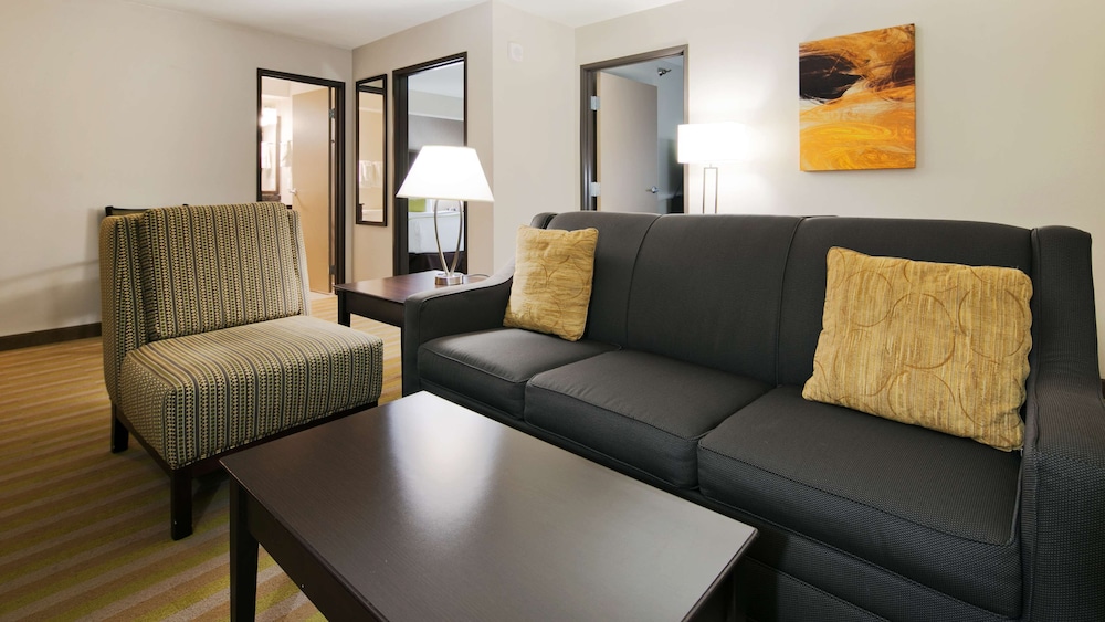 Suite, 2 Bedrooms, Refrigerator & Microwave, Poolside (2nd Floor;with Sofabed) photo 1