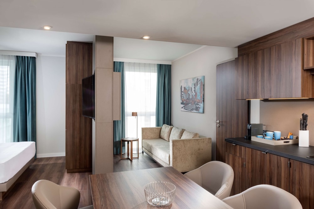 Studio Suite, 1 King Bed thumbnail 5