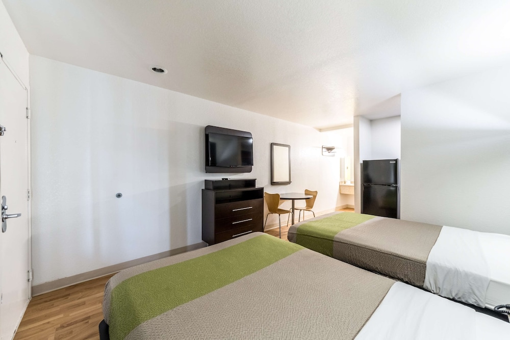 Deluxe Suite, 1 King Bed, Non Smoking, Kitchenette