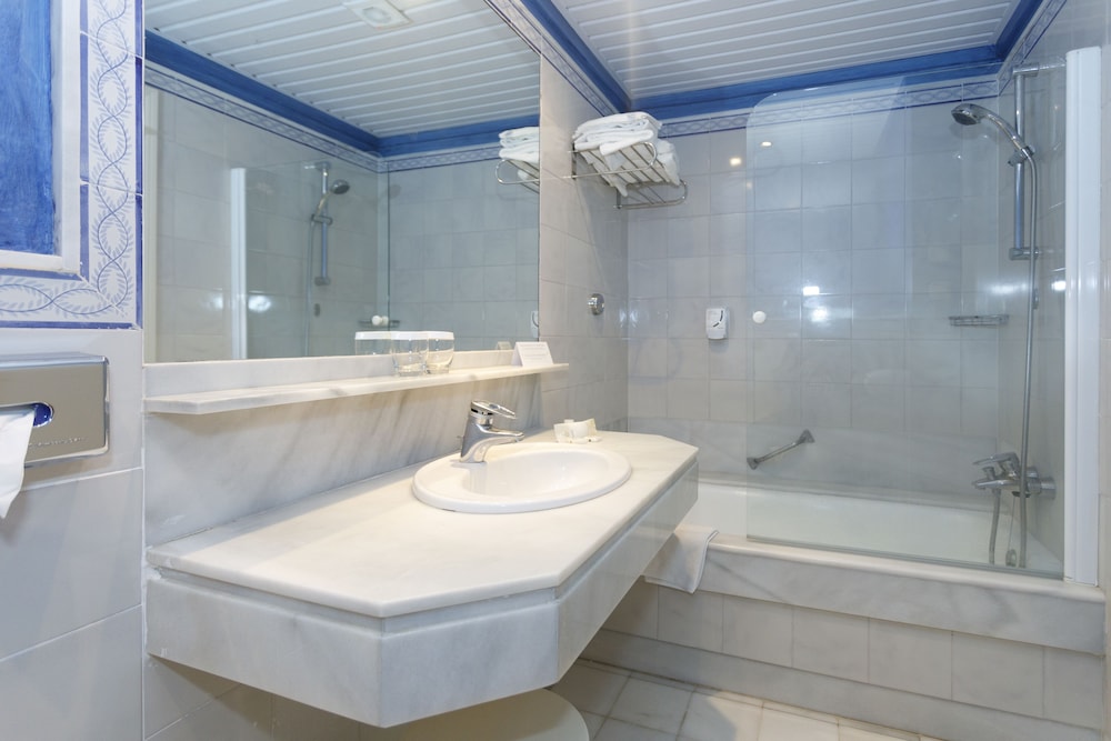 Standard Double or Twin Room - Photo 2