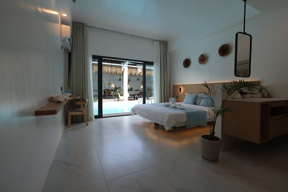 Deluxe Room, 1 King Bed, Pool Access, Pool View photo 3