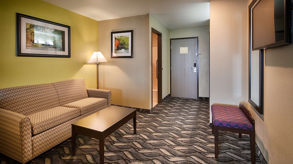 Suite, 1 King Bed, Non Smoking, Refrigerator & Microwave photo 1