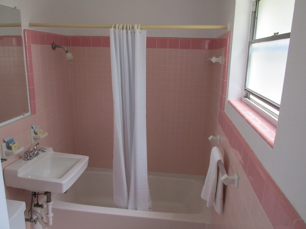 Basic Double Room, 2 Queen Beds, Non Smoking photo 2
