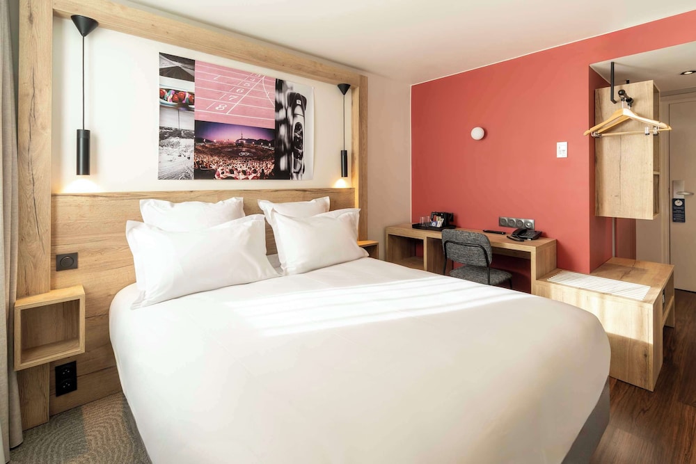 Standard Room, 1 Queen Bed, Non Smoking (Shower Only) - Photo 6
