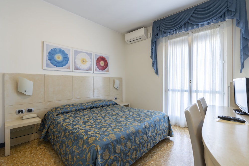 Superior Double or Twin Room photo 3