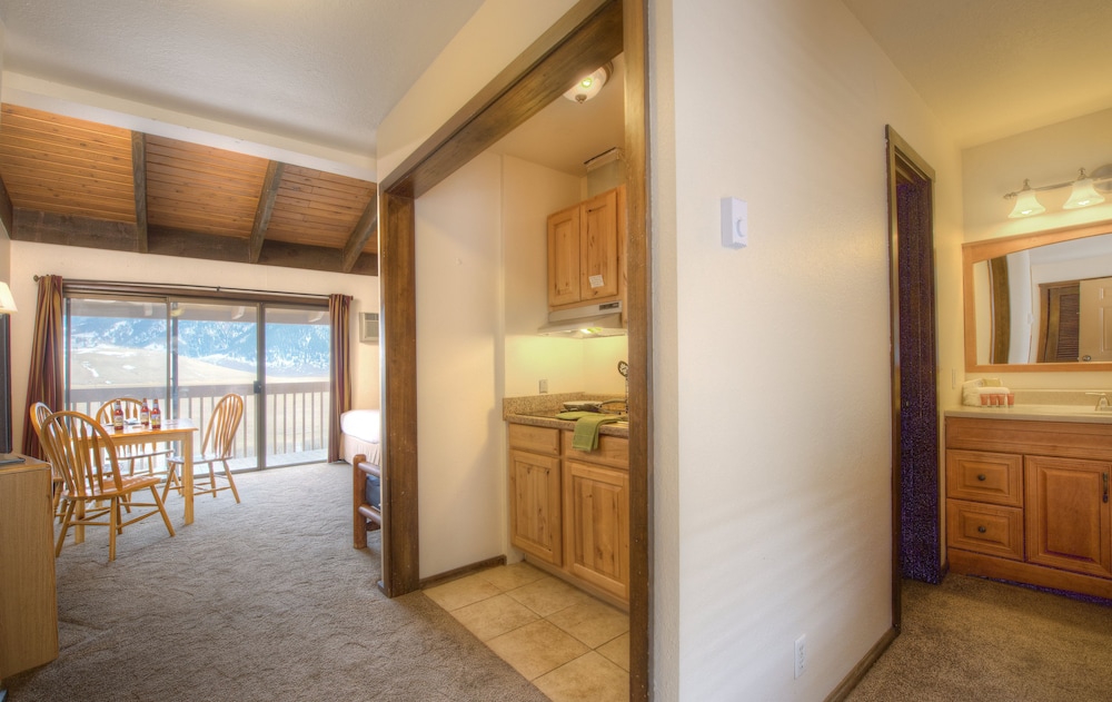 Superior Suite, 1 King Bed, Kitchenette photo 2