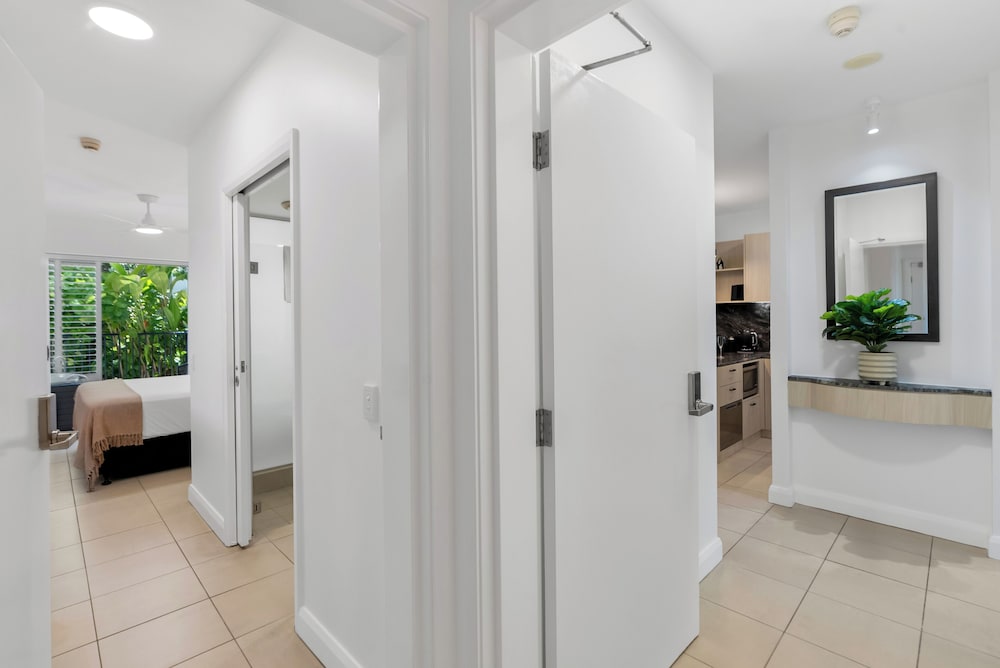 Ground Floor 2 Bedroom with patio and easy pool access (341718) photo 2