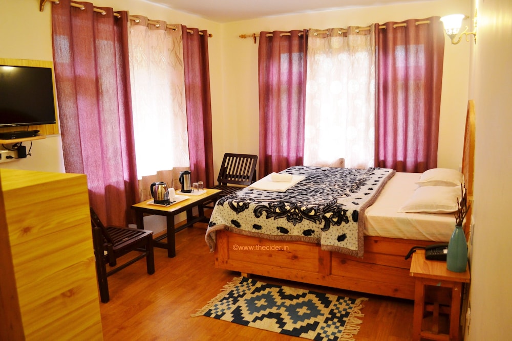 Classic Double Room, 1 King Bed, Balcony, Mountain View