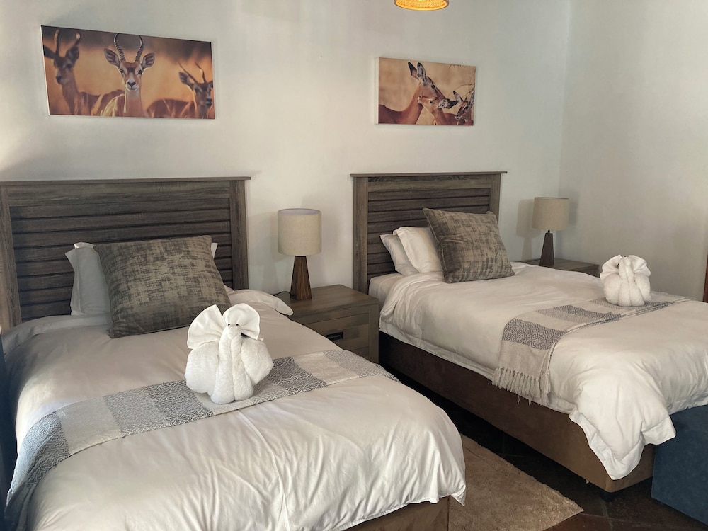 Deluxe Double or Twin Room, Private Bathroom, Pool View photo 2