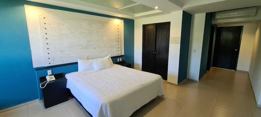 Comfort Suite, 1 Queen Bed photo 2