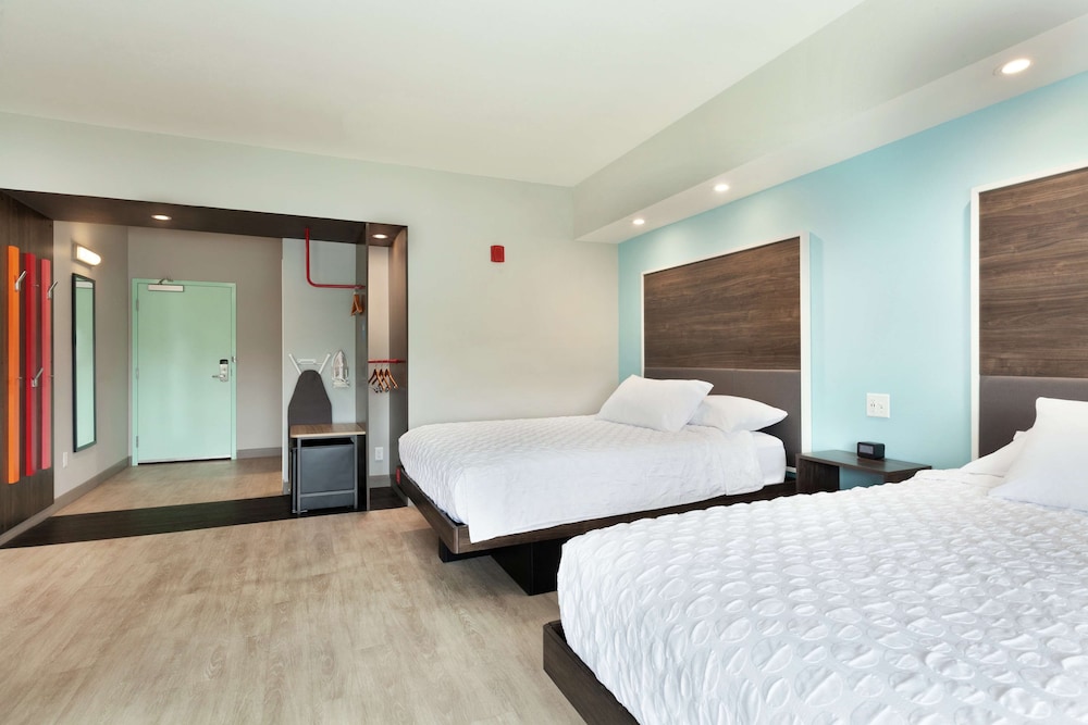 Room, 2 Queen Beds, Accessible, Bathtub photo 1