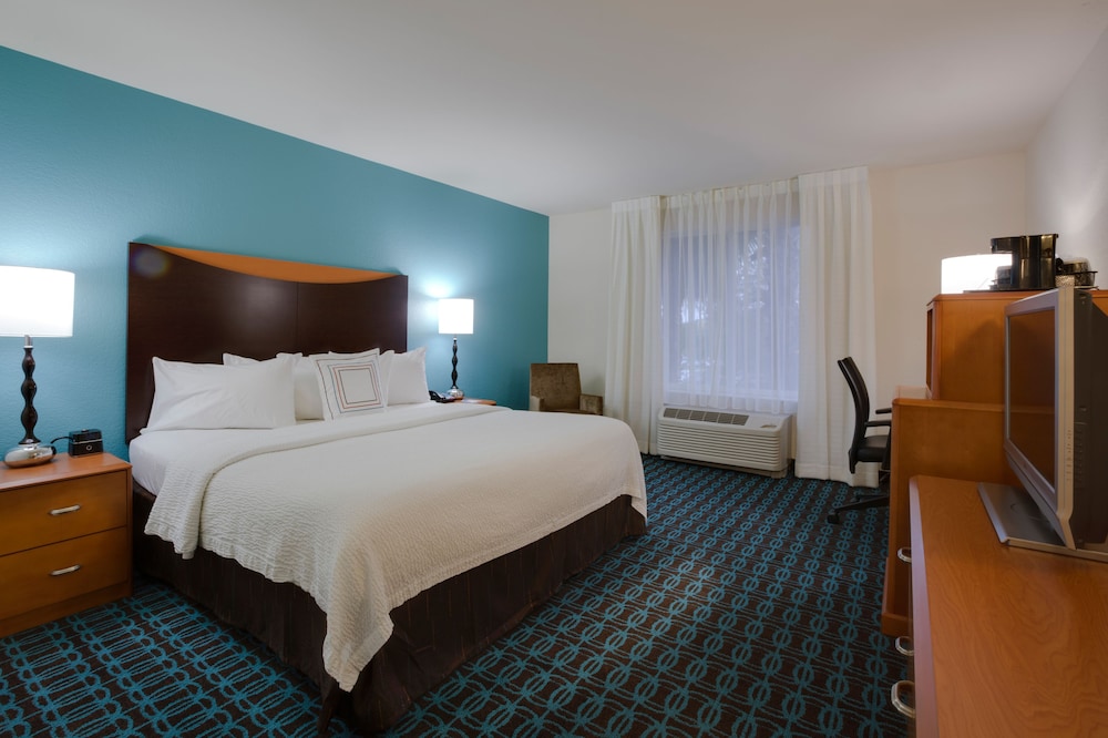 Room, 1 King Bed (Mobility/Hearing Access, Roll-In Shwr) photo 1