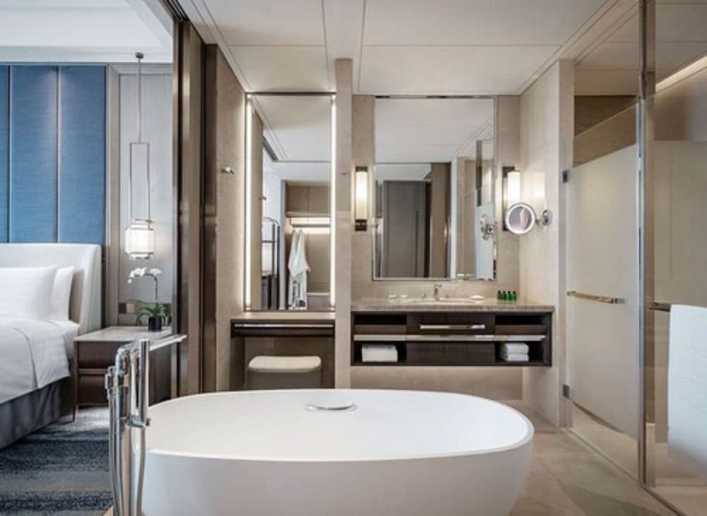 Deluxe King Room - Photo 10