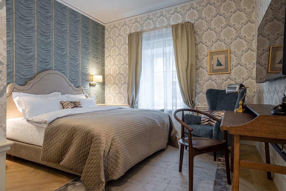 Standard Suite - Photo 3