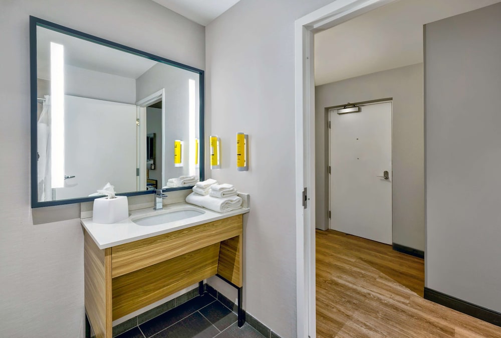 Room, 1 King Bed, Accessible (Mobility & Hearing, Roll-In Shower) - Photo 11