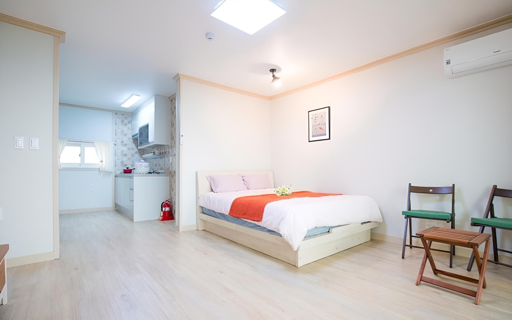 Room (No 301 (3F)) photo 1
