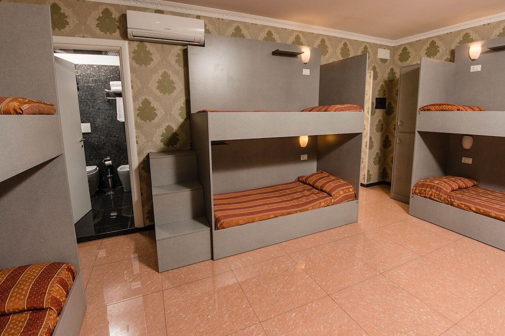 Bed in 5-Bed Dormitory Room - 1 single bed and 2 bunk beds (5 single beds) photo 1