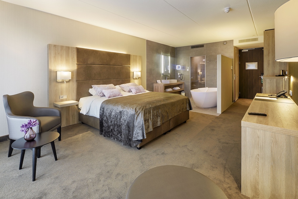 Superior Room (open bathroom) photo 2