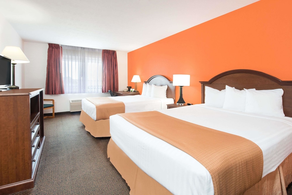 Standard Room, 2 Queen Beds photo 2