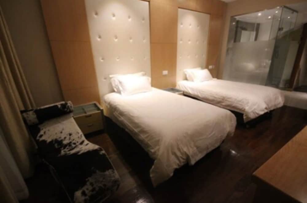 Basic Double Room, 2 Double Beds photo 3