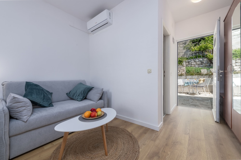 Classic Triple Room, Terrace, Partial Sea View photo 3