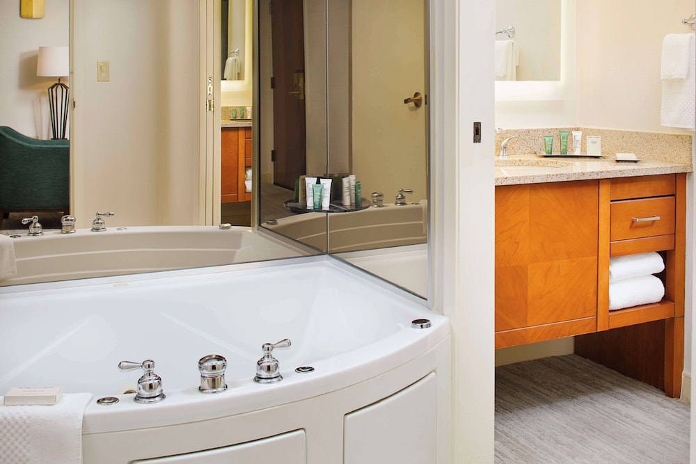 Executive Suite, 1 King Bed with Sofa bed, Accessible, Bathtub - Photo 6
