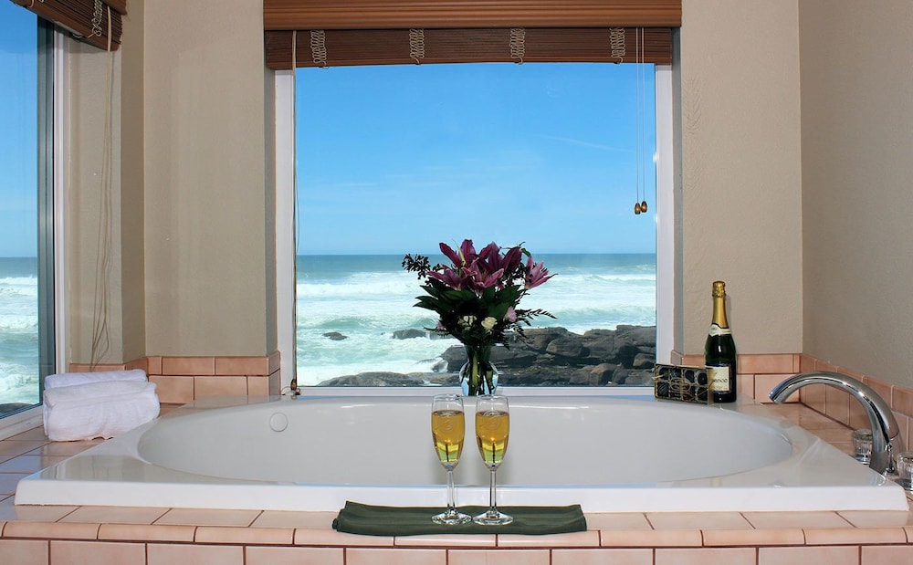 Room, 1 King Bed, Balcony, Oceanfront (Fireplace & Jacuzzi) photo 3