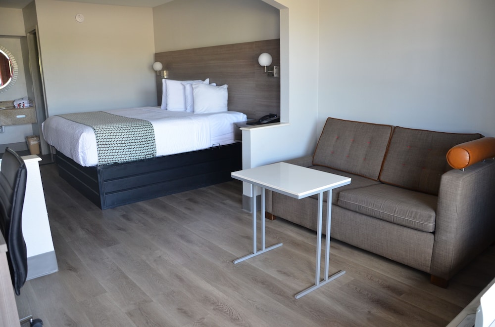 Deluxe Room, 1 King Bed, Non Smoking photo 3