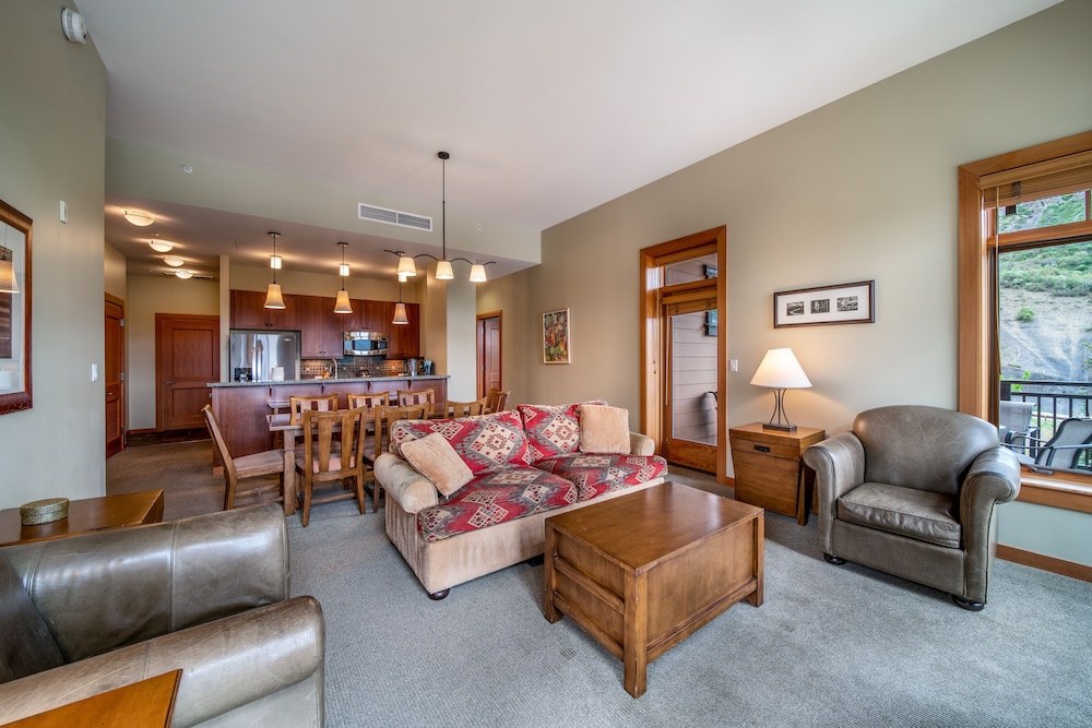 Deluxe Condo, 3 Bedrooms, Mountain View photo 1