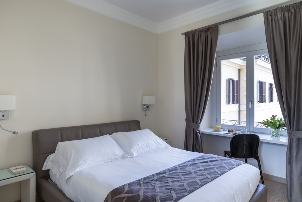 Superior Double Room, City View thumbnail 6