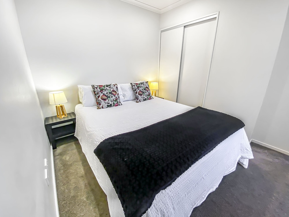 Oxley two Bedroom Waterfront Apartment 502 photo 2