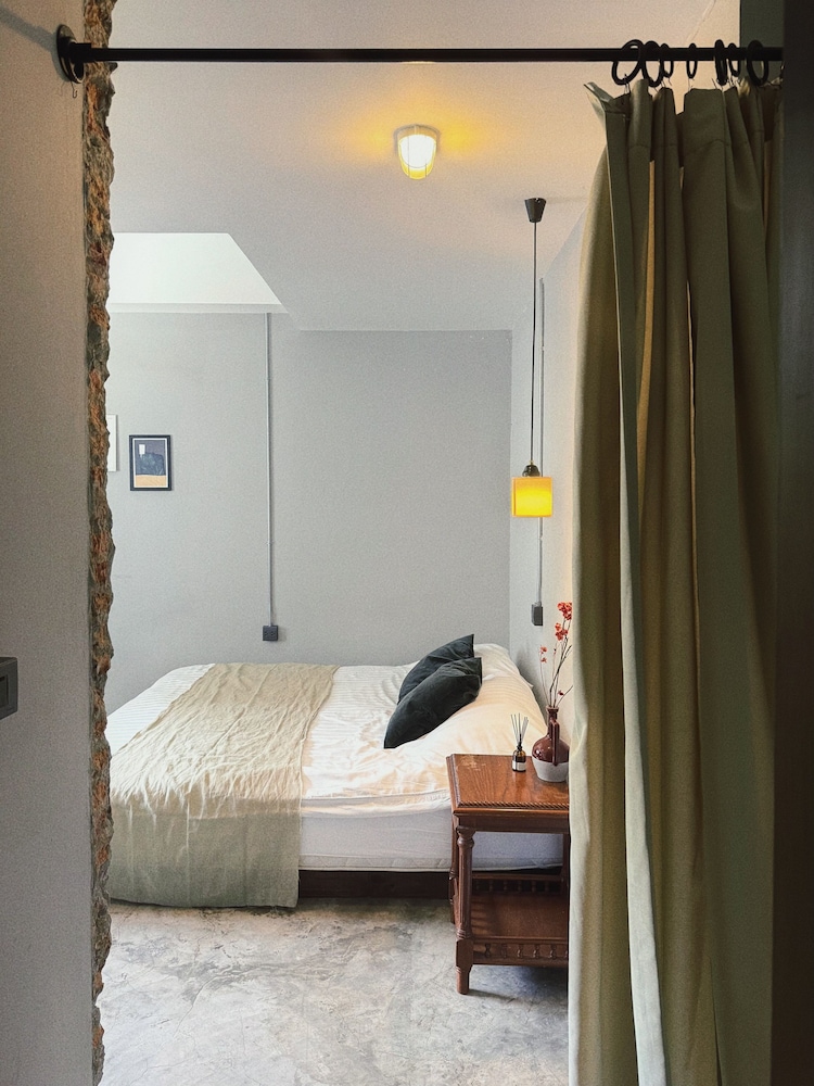 Deluxe Room, 1 King Bed, City View photo 1