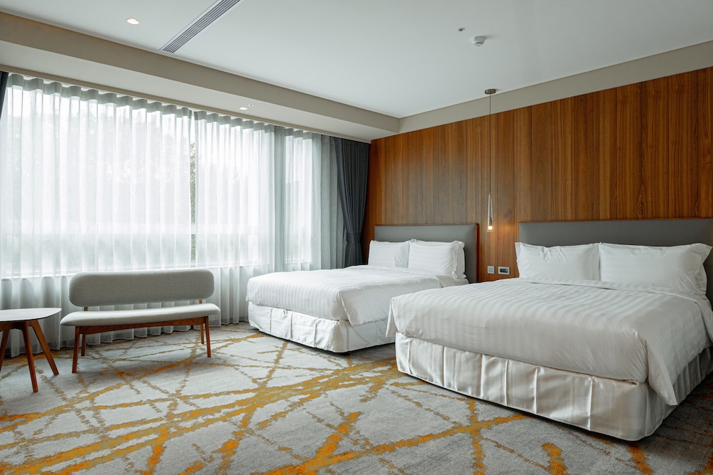 Deluxe Room, 2 Queen Beds, Terrace, City View thumbnail 5