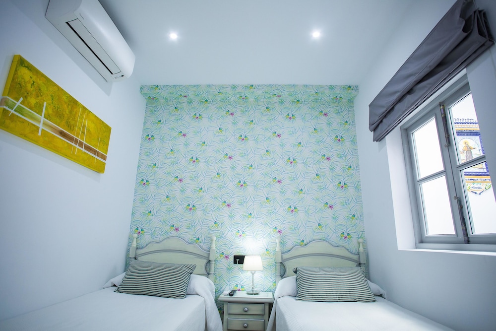 Double room 2 beds - private bathroom thumbnail 5