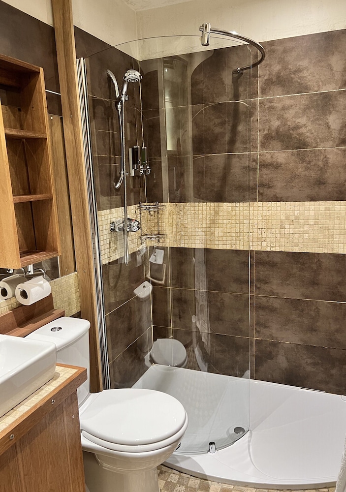 Economy Double Room, Ensuite - Photo 7