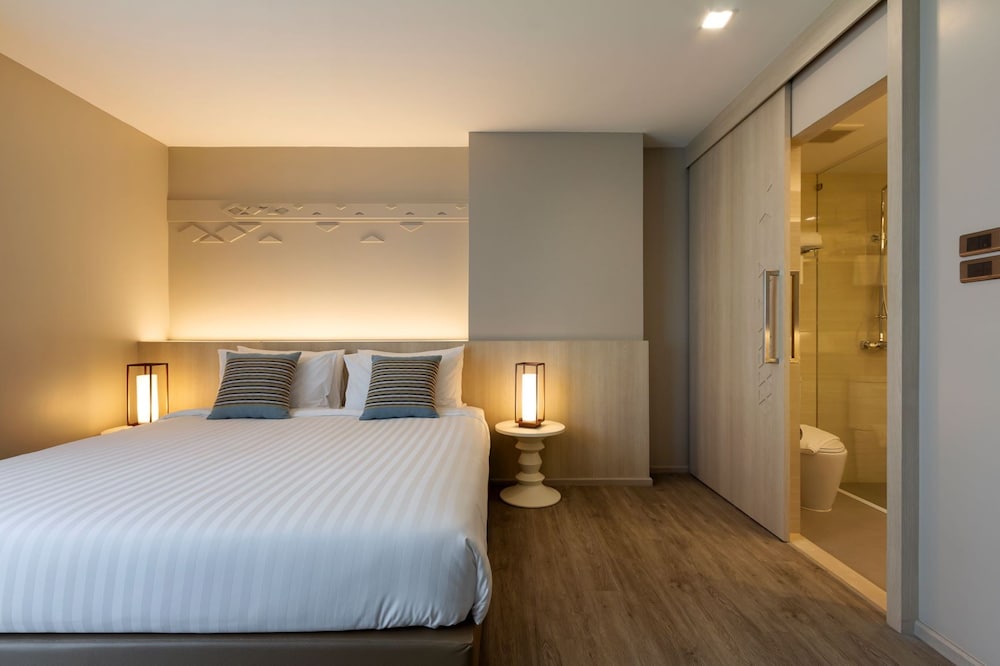 Deluxe Double Room, 1 King Bed, Pool View - Photo 1