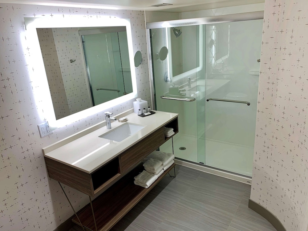 Deluxe Room, 2 Queen Beds (Deluxe - Two Queens) - Photo 4