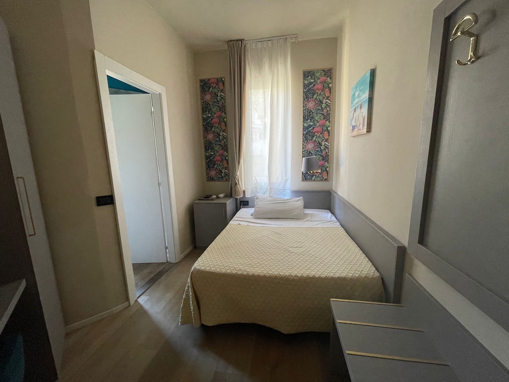 Economy Room, 1 Large Twin Bed photo 3