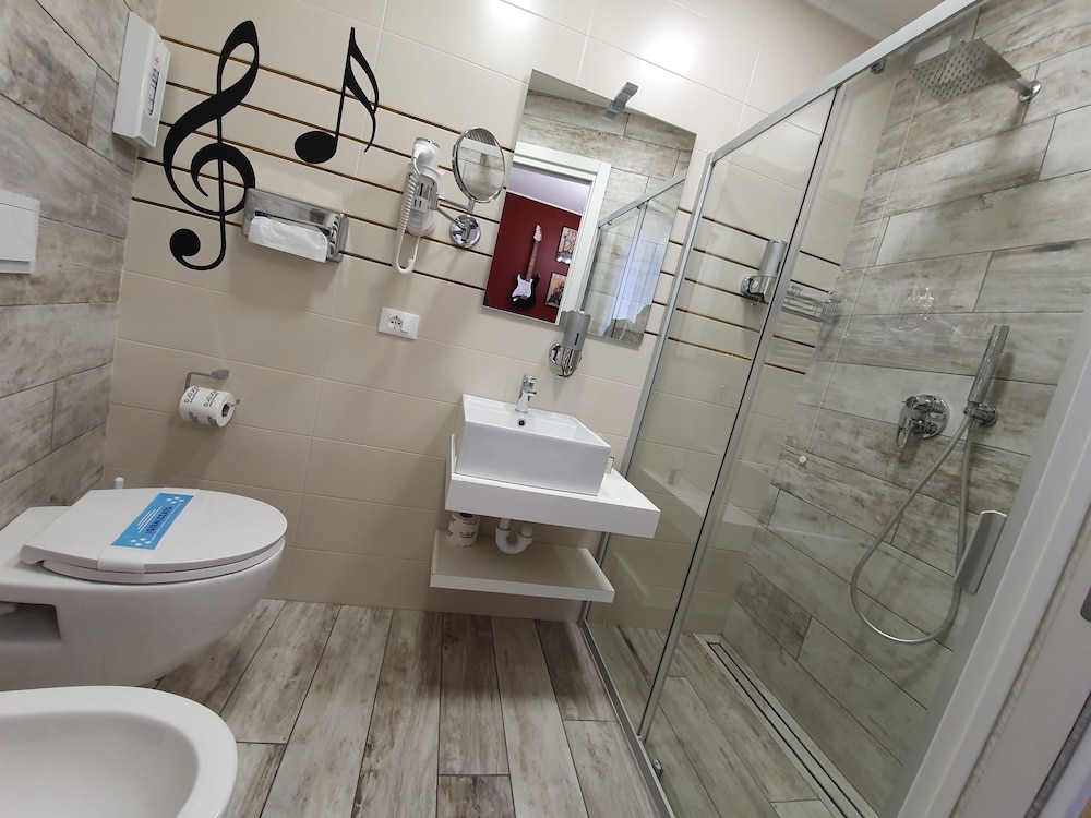 Standard Room - Photo 9