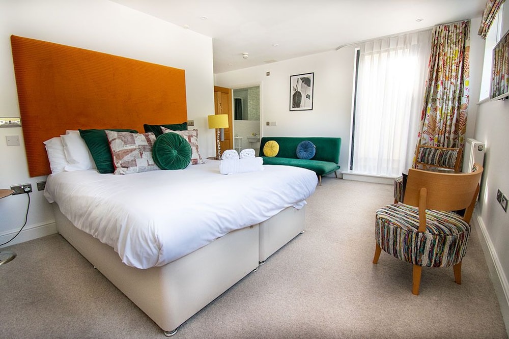 Standard Room, 1 King Bed, Courtyard View photo 3
