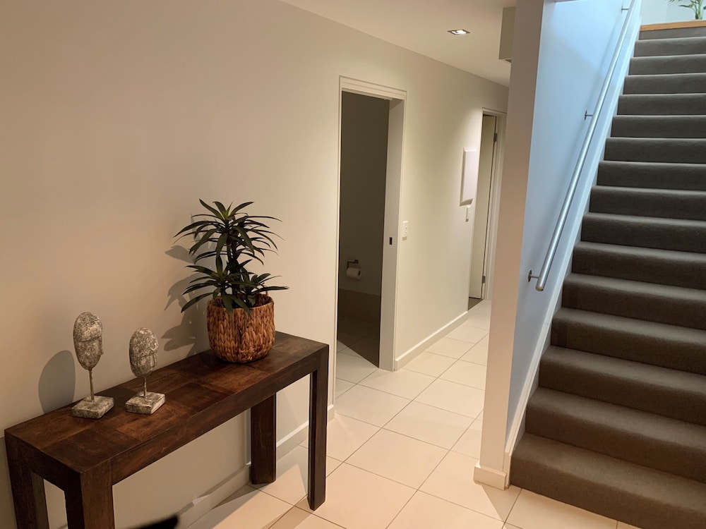 Deluxe Three Bedroom Apartment - Photo 2