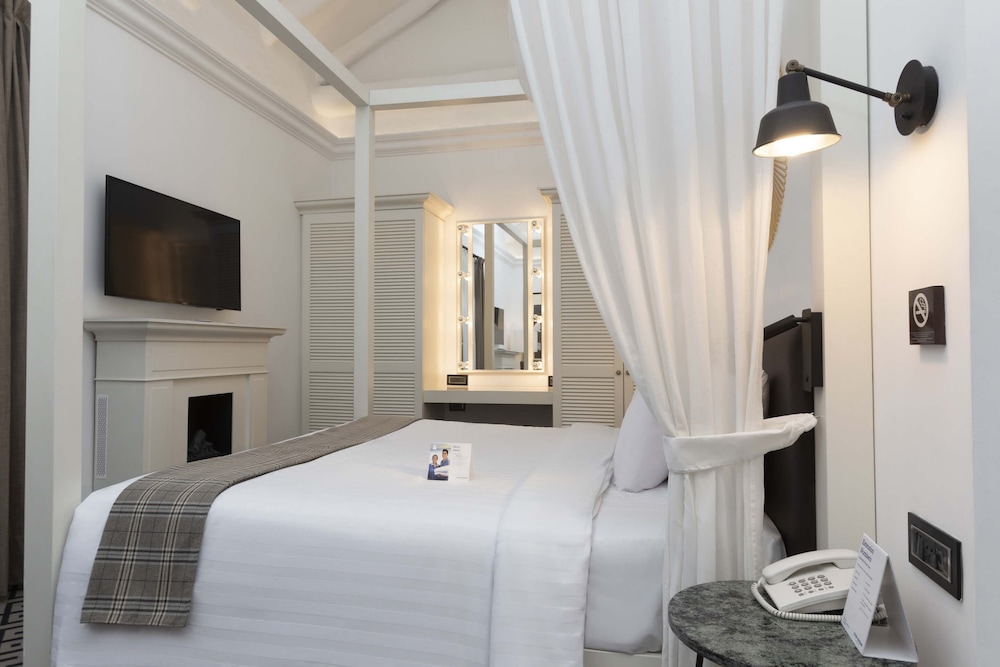 Suite, 1 King Bed - Photo 6