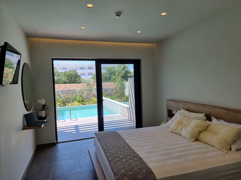 Luxury Suite, Non Smoking, Pool View